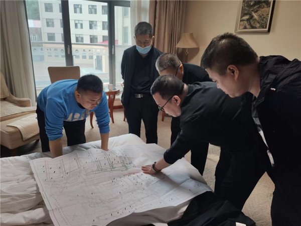山東科技大學實用礦山壓力研究中心主任石永奎教授、郝建博士應邀赴龍煤雙鴨山礦業(yè)集團進行技術交流
