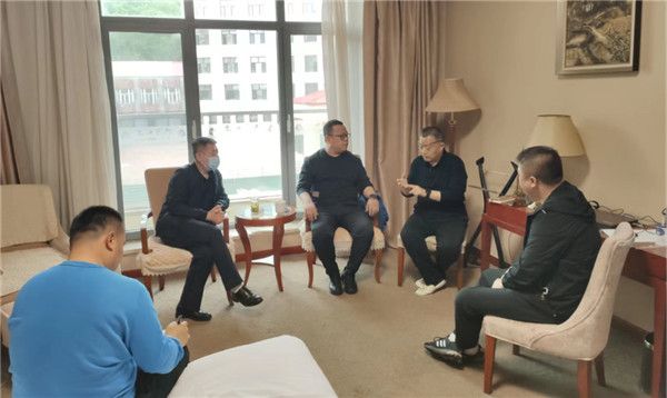山東科技大學(xué)實用礦山壓力研究中心主任石永奎教授、郝建博士應(yīng)邀赴龍煤雙鴨山礦業(yè)集團進行技術(shù)交流
